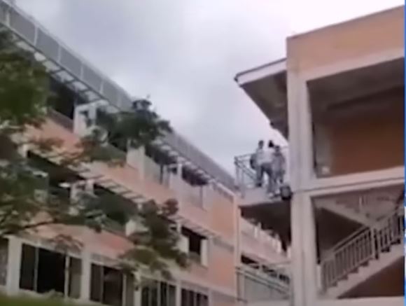 Niña se lanzó desde el tercer piso del colegio por supuesto matoneo