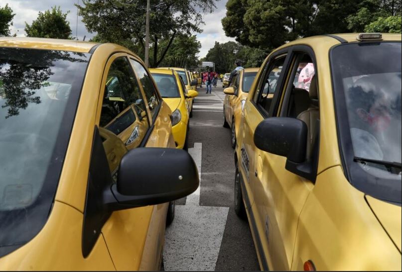Video: ¡Los límites de la conchudez! Taxista invade un carril exclusivo y se enoja
