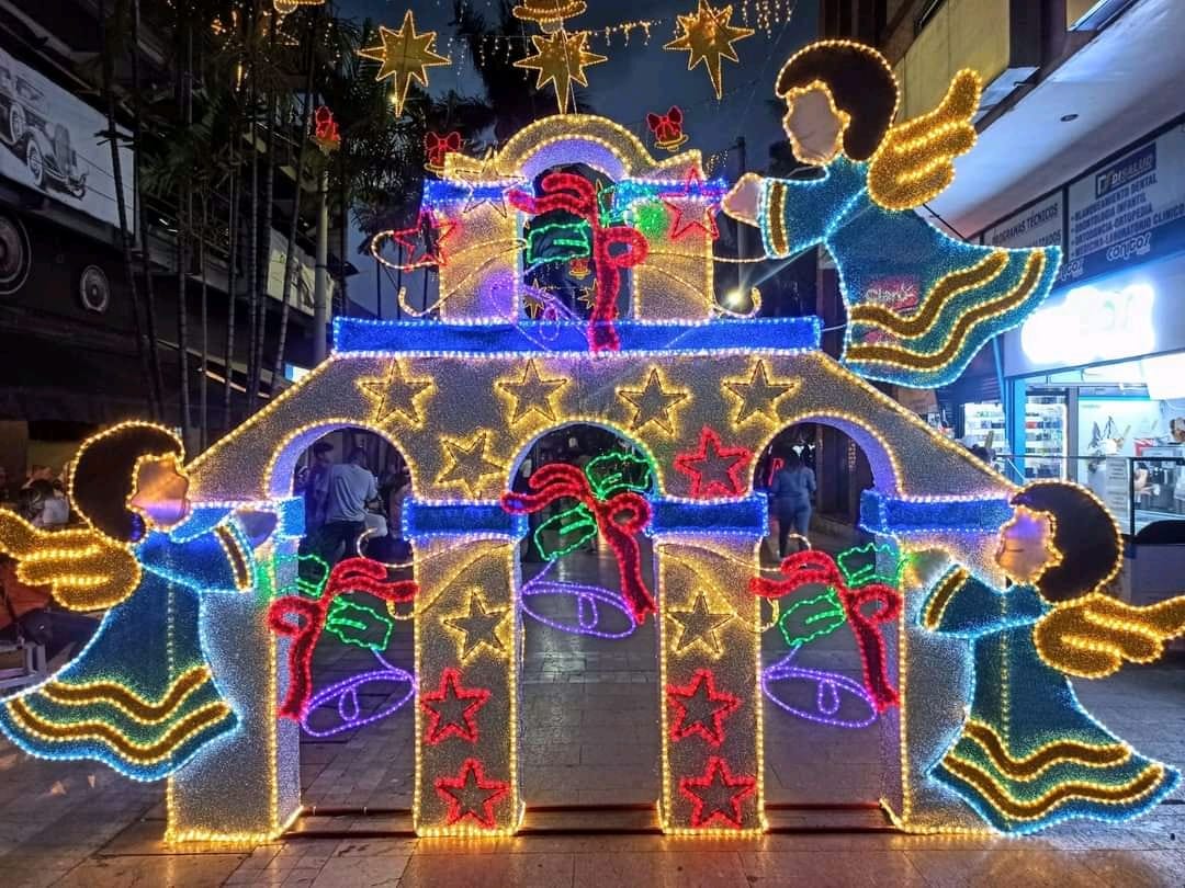 Avanza montaje de alumbrados navideños en Envigado