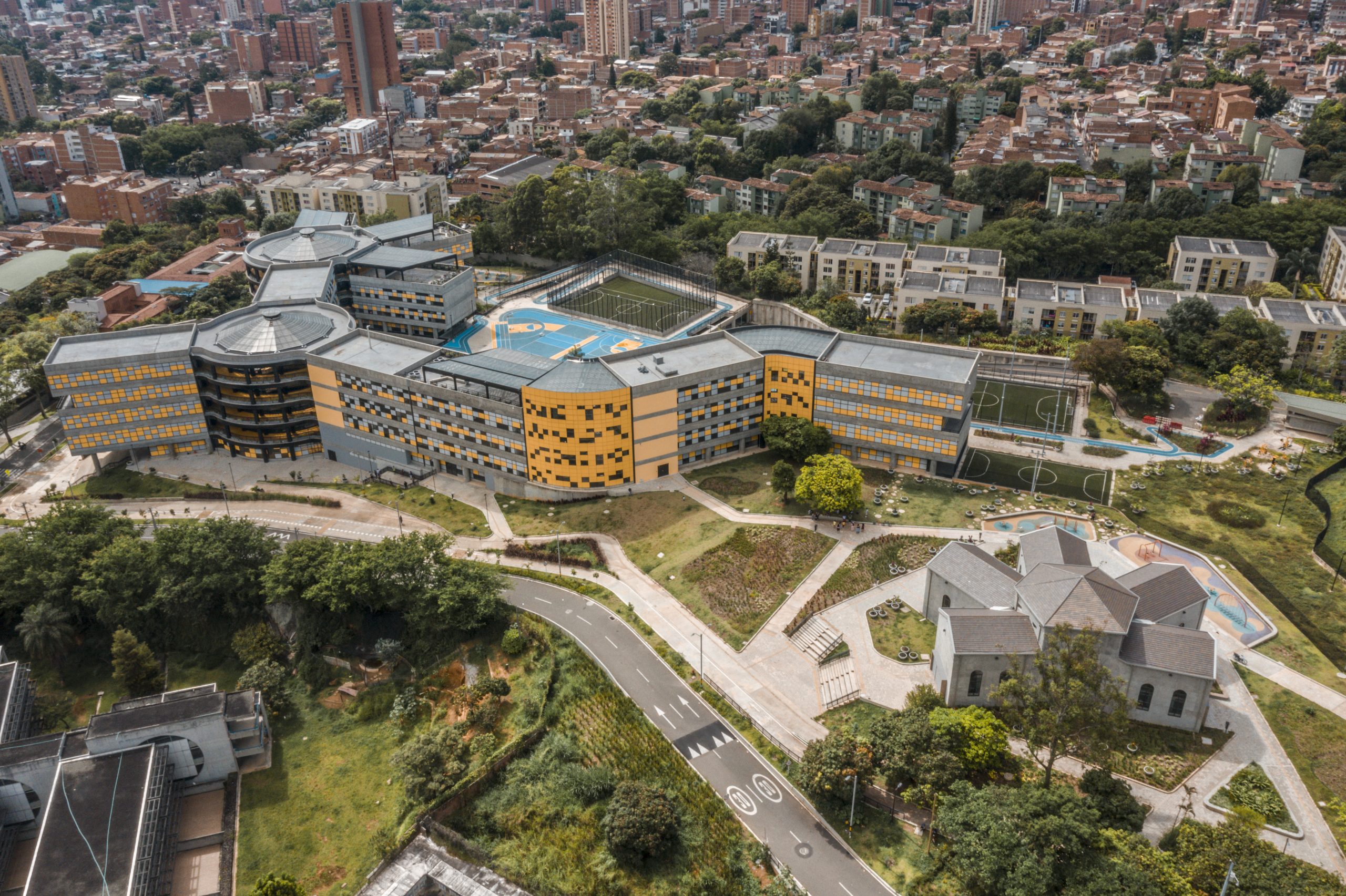 Adelantan cinco grandes obras en la Comuna 13 de Medellín