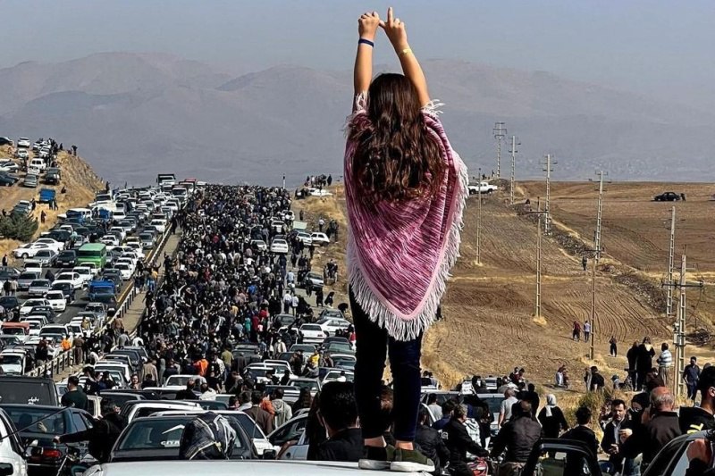 [VIDEO] Estudiantes tumban muro que separaba a hombres y mujeres en universidad de Irán