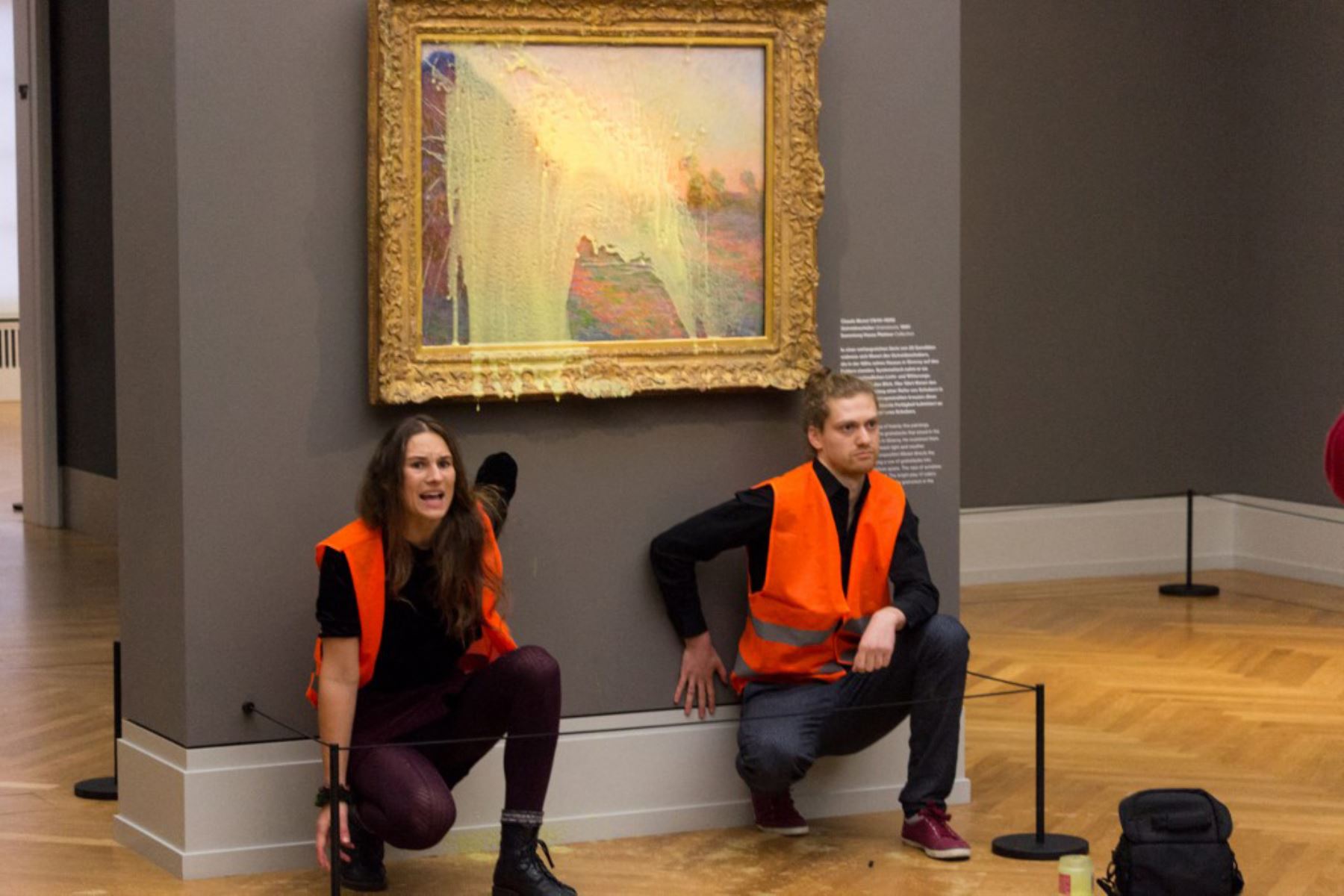 Activistas vuelven a lanzar comida a una obra de arte. Esta vez contra Los Almiares, de Monet