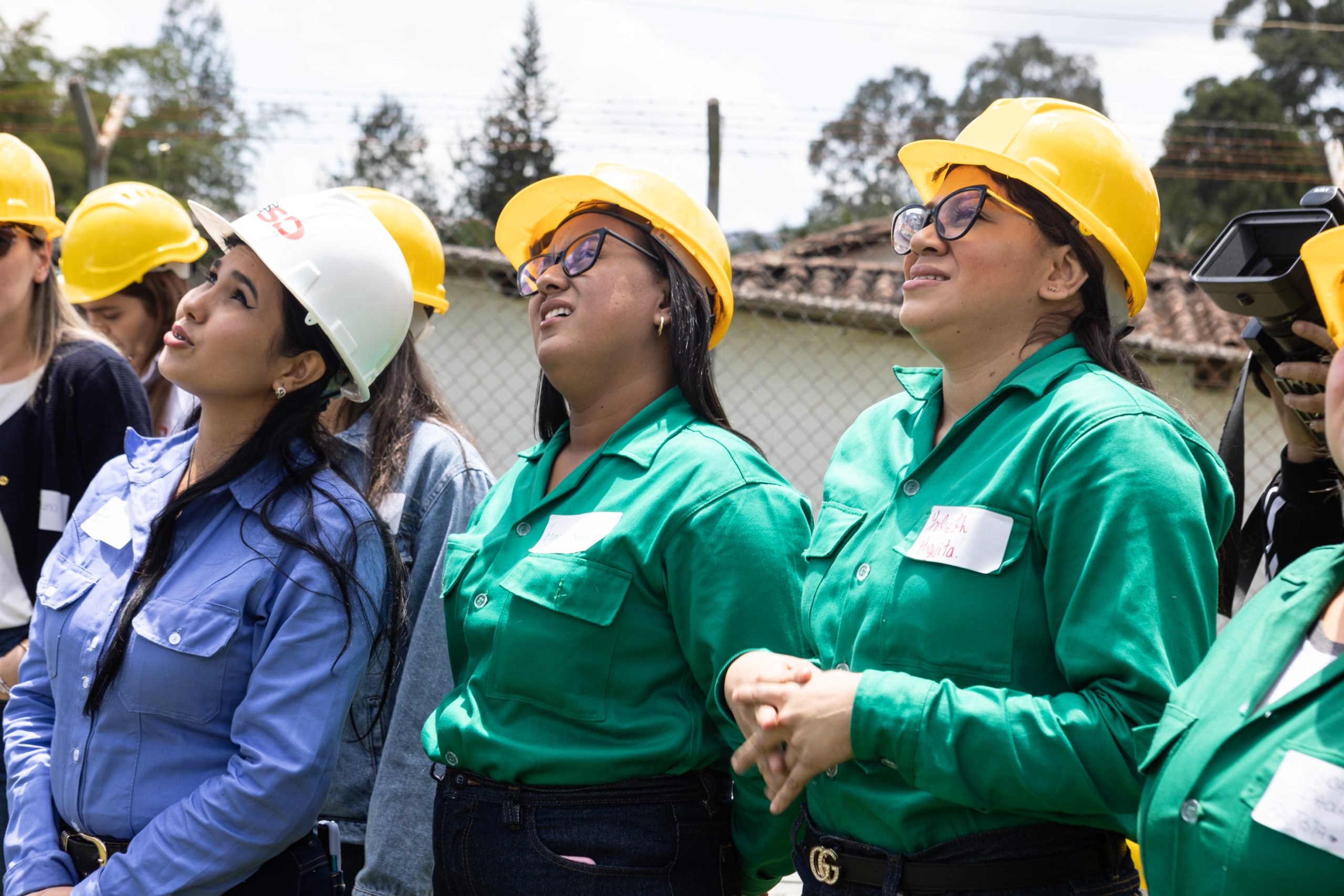 Primera escuela de mujeres linieras en Colombia