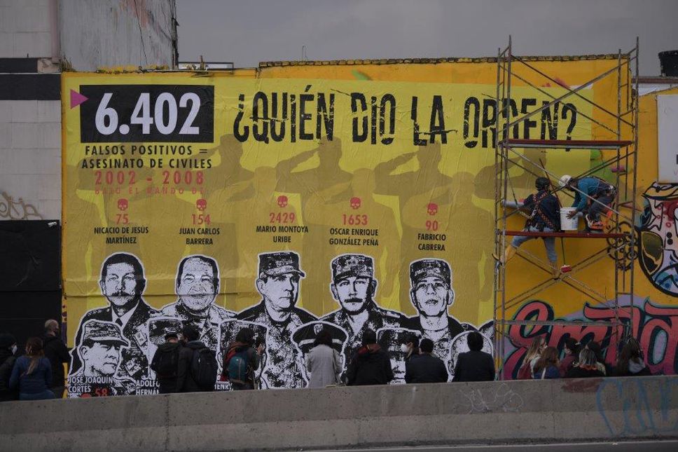 En las calles de París estará el conocido mural '¿Quién dio la orden?'