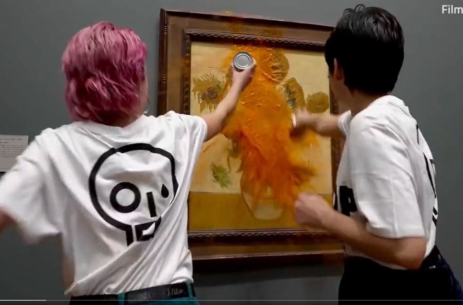 (Video) 2 activistas lanzan sopa a una obra de Van Gogh