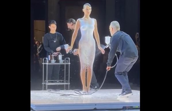 (Video) Vestido en aerosol sorprende en la semana de la moda de París