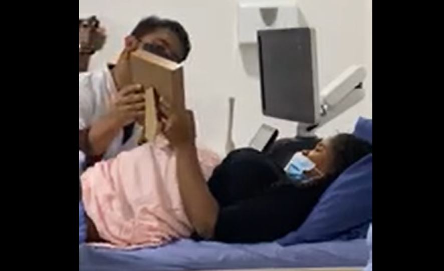 (Video) Entregan ecografía de su bebé en alto relieve a pareja de invidentes