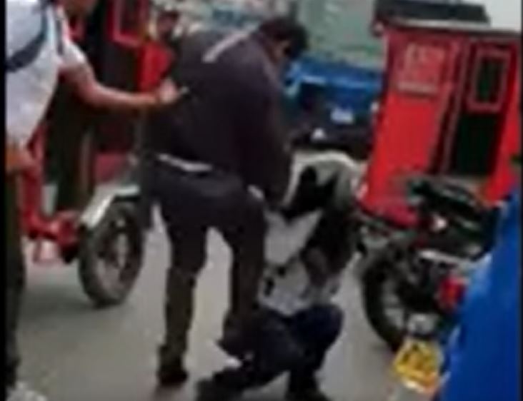 (Video) Violenta agresión de conductores de SITP a un motociclista