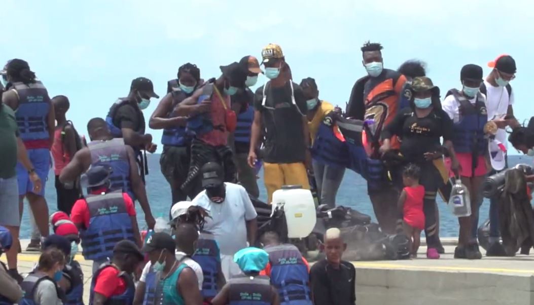 Migrantes en Necoclí piden que dinero pagado para viajar al Darién les sea devuelto