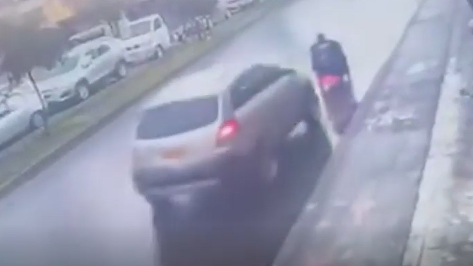 [Video] Indignante, camioneta embiste a mujer en silla de ruedas