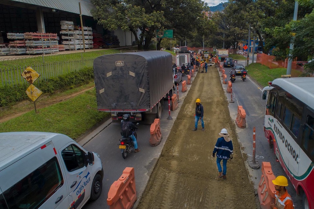 Transportadores bloquearon la variante a Caldas por los trabajos de repavimentación en las vías