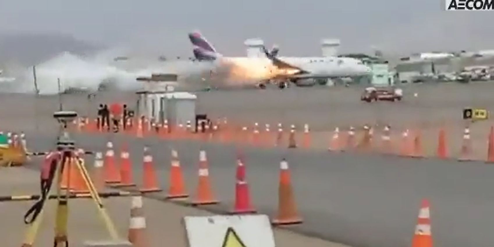 (Video) Avión choca contra un carro de bomberos en Perú