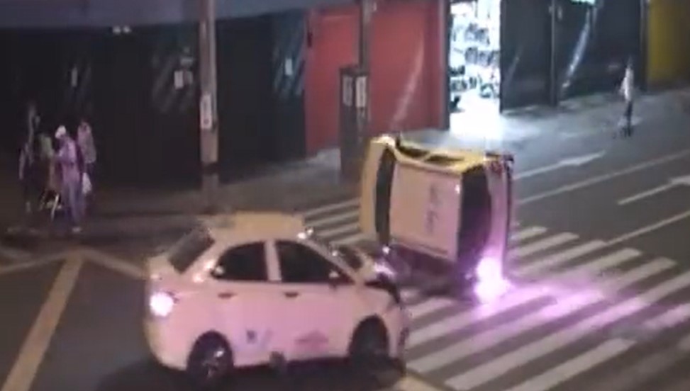 [Video] Fuerte choque entre dos taxis en la Bayadera