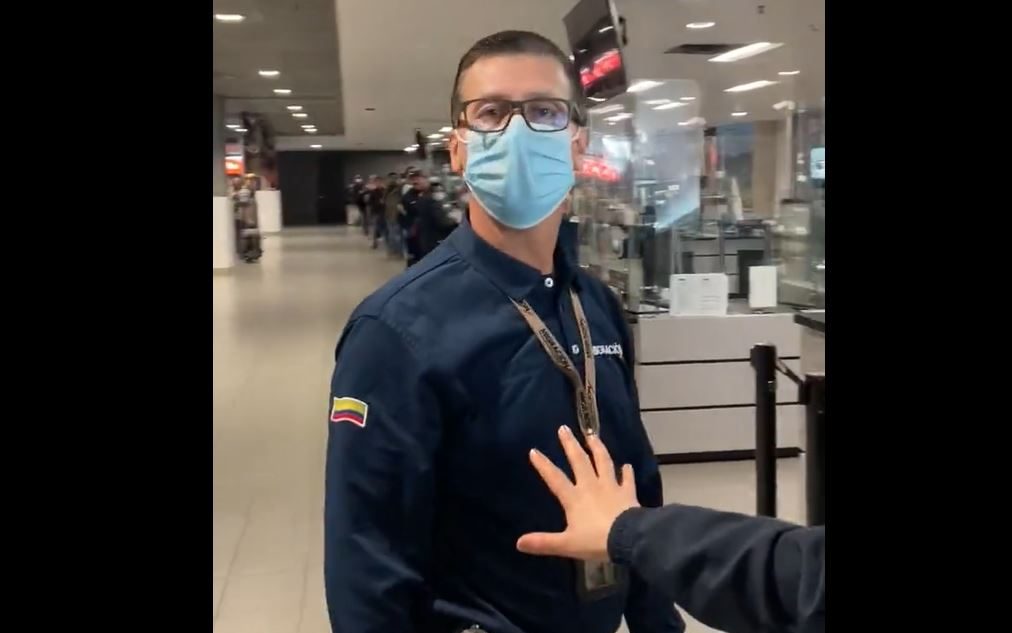 (Video) Patada de funcionario de Migración Colombia a un pasajero