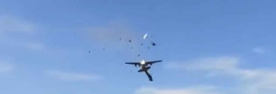 (Video) Choque entre bombardero y avión liviano durante exhibición en Dallas