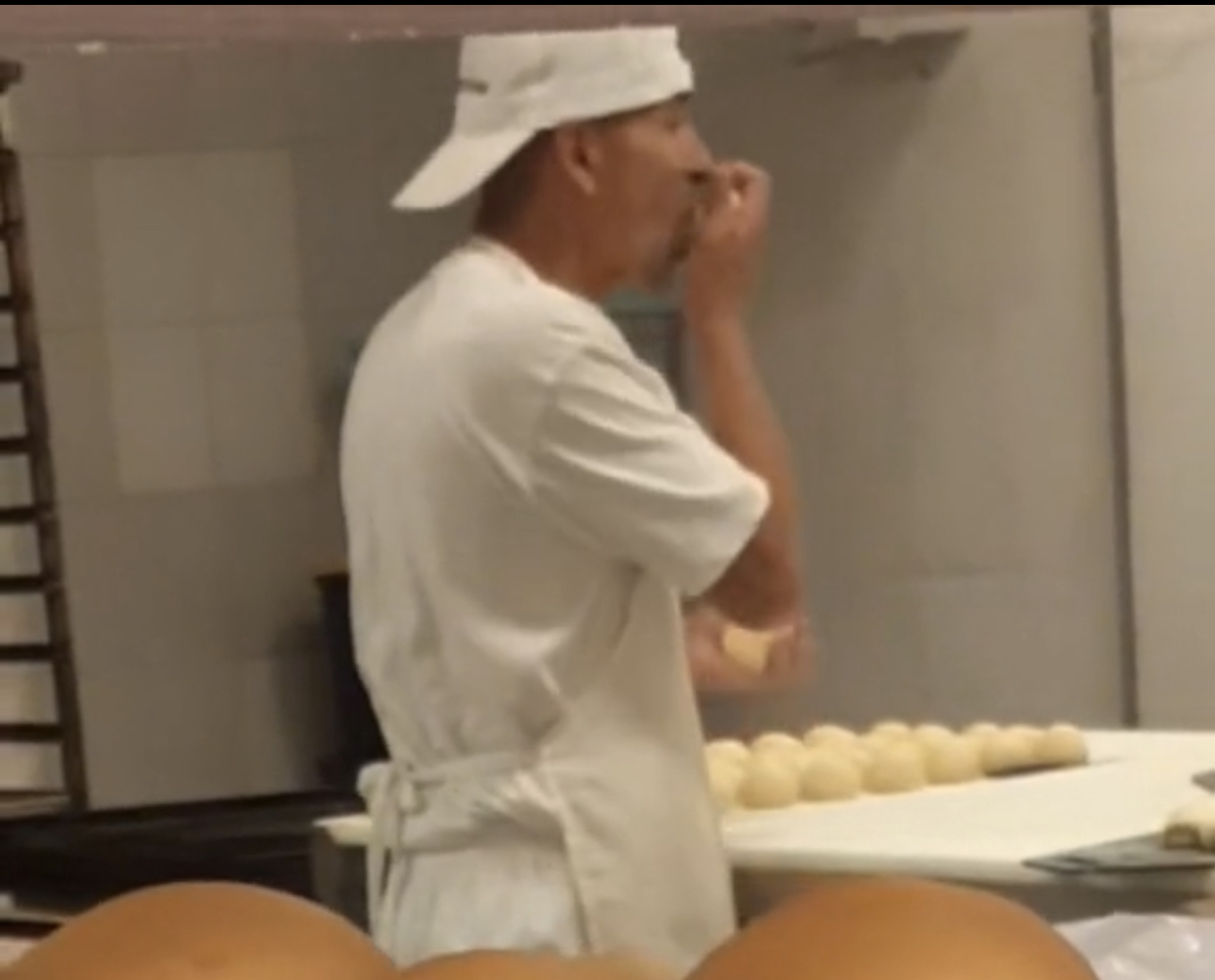 (Video) panadero lame la masa antes de llevarla al horno