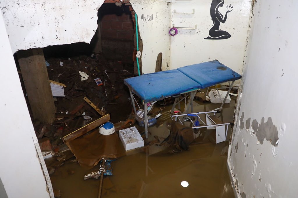 Dos casas colapsaron y otras más se inundaron tras fuertes lluvias en Medellín