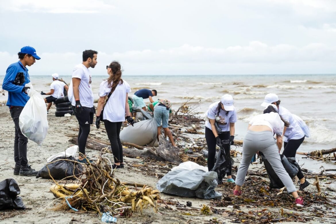 Muchas manos limpiaron una playa en Santa Marta