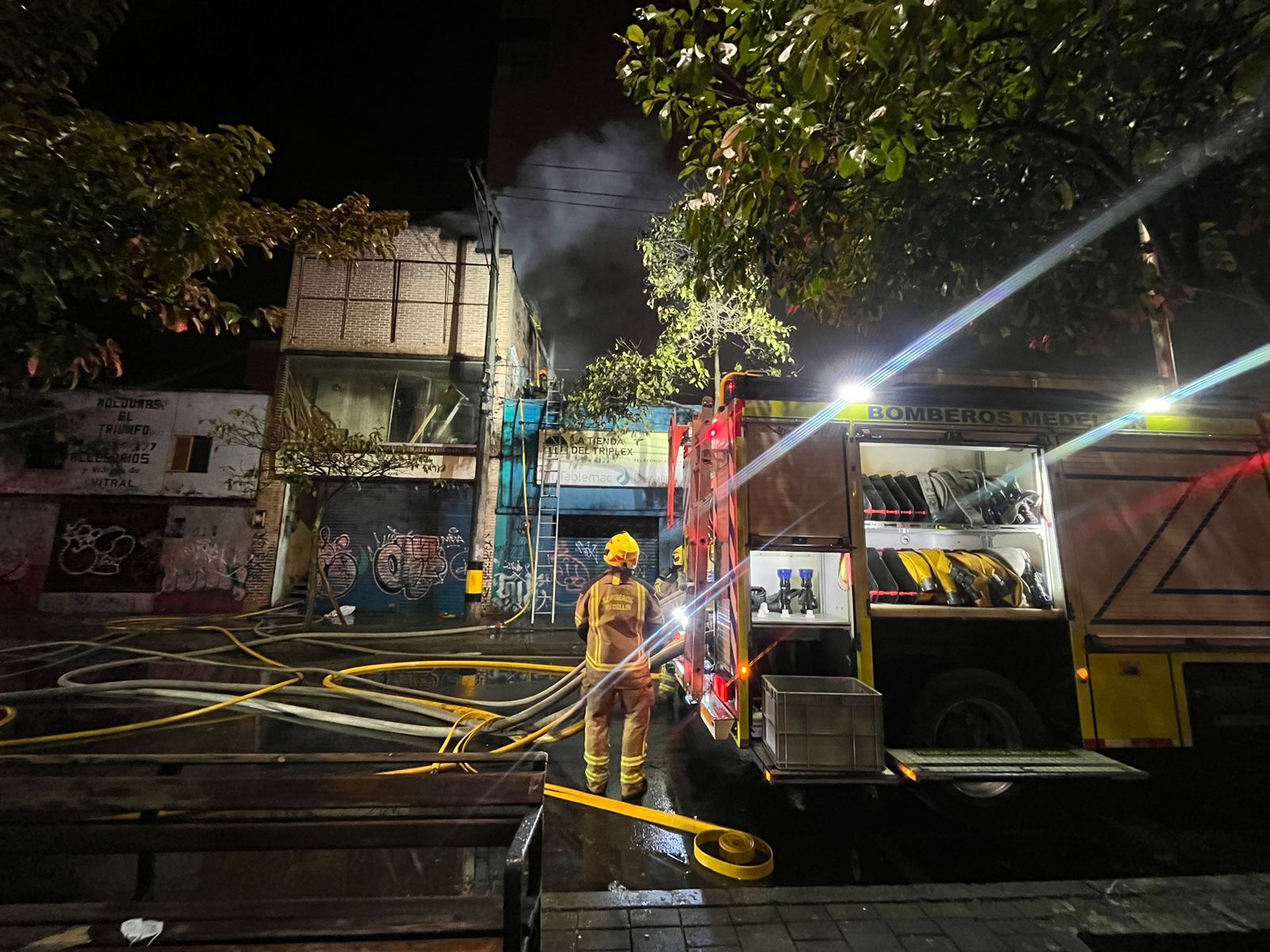 23 unidades de bomberos atendieron incendio en el centro de Medellín