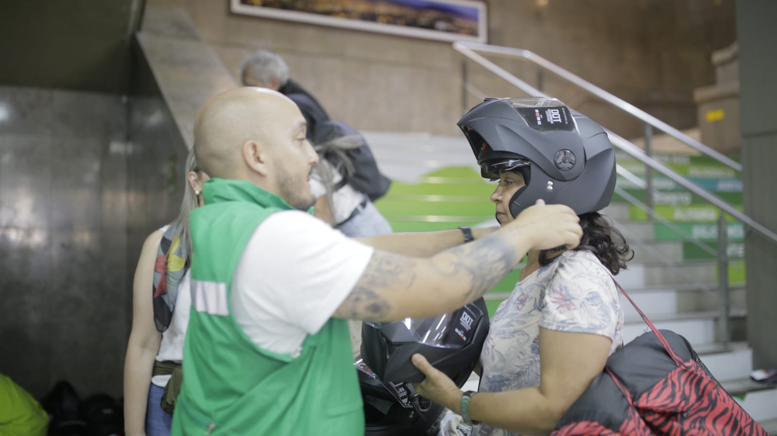 Con cambiatón de casco esperan proteger vidas en las vías