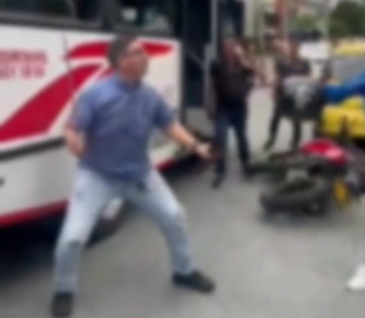 Video: Conductor de bus le sacó machete a motociclista que le quebró una ventana en pleno centro