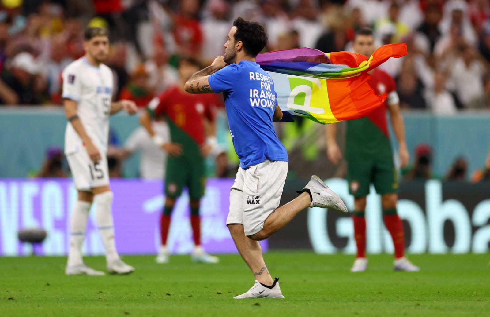 Hincha ingresó a la cancha con bandera LGBTIQ en Qatar