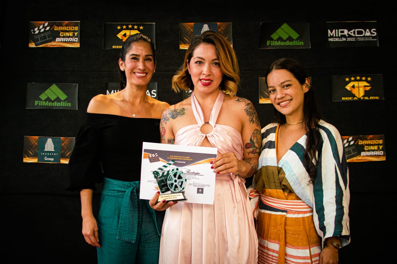 Natalia Reyes entrega diplomas a nuevos actores en Miradas Medellín