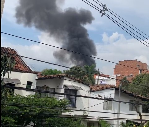 Avión ligero se estrelló contra una casa en Belén Rosales, en Medellín
