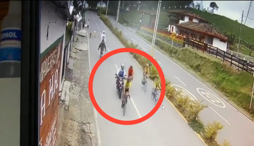 (Video) Indignante momento en que conductor arrolla a una ciclista por la espalda