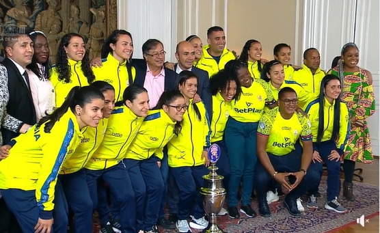 Petro rinde homenaje a las campeonas del Mundial de Fútbol de Salón