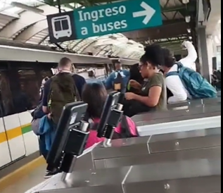 ¡El colmo! Dos jóvenes ingresaron por debajo del torniquete al Metro de Medellín