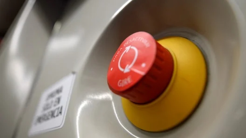 ¡Atención usuarios del Metro! El botón rojo es solo para emergencias