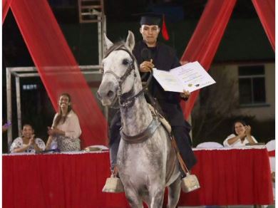(Video) Joven recibió grado de bachiller montado en su caballo