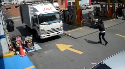 (Video) Escolta mata en balacera a un supuesto ladrón en estación de gasolina en Cali