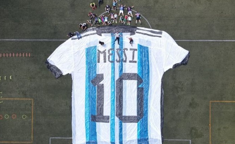 Un apasionado del fútbol creó la camiseta globo gigante de Messi