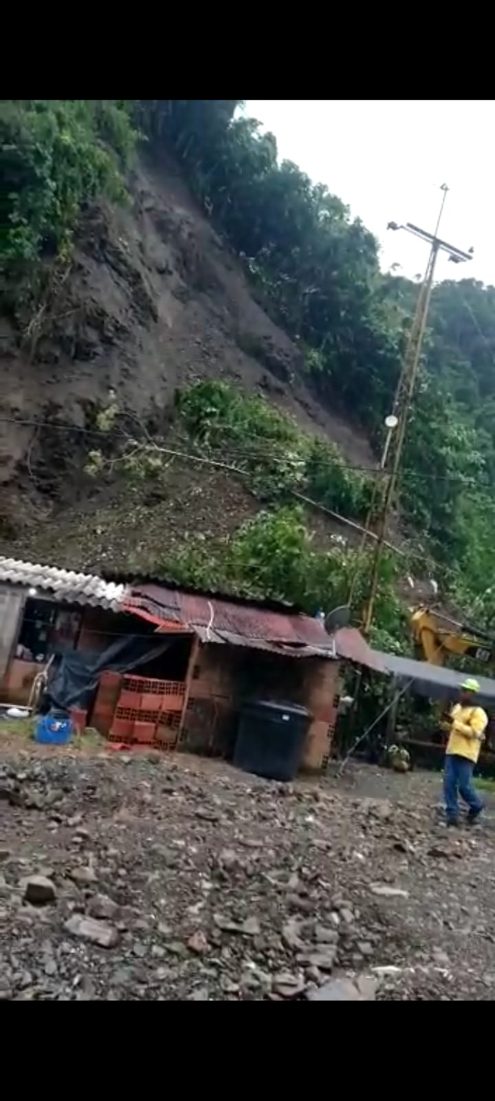 31 pasajeros de bus quedaron atrapados en derrumbe de la vía Risaralda - Chocó