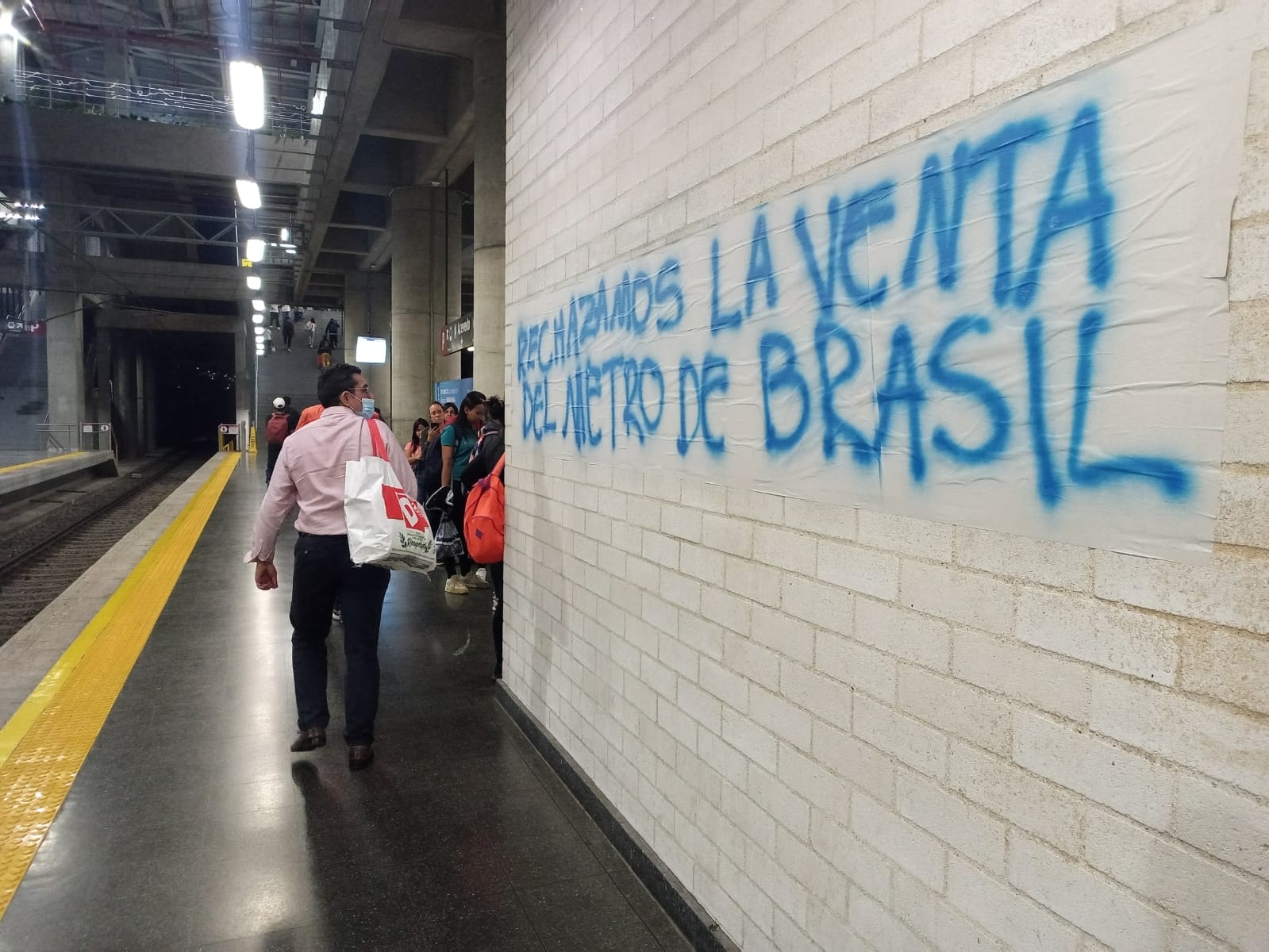 En estaciones del Metro de Medellín aparecen carteles contra la privatización del Metro de Brasil