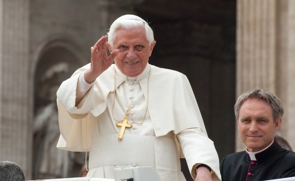 Papa Benedicto XVI será sepultado en un triple ataúd