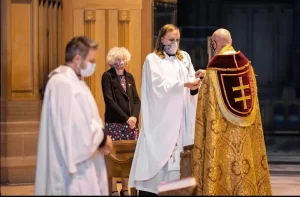 Bingo Allison descubrió que podía ser una persona no binaria siendo sacerdote