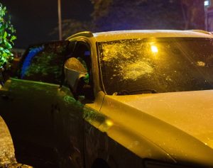 Camioneta audi atrapada por el agua tras lluvias en Medellín 