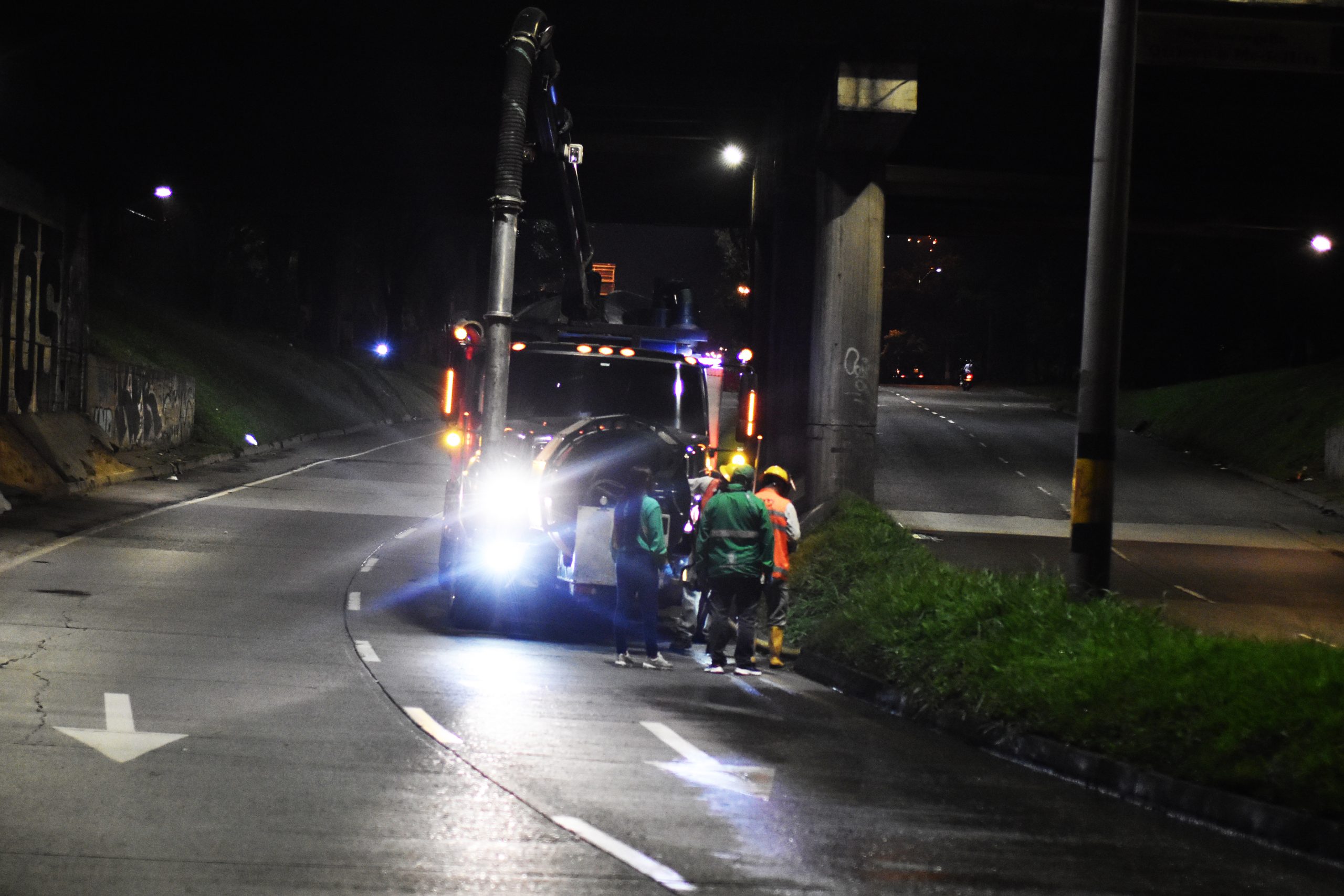 Intensifican limpieza en los deprimidos viales de Medellín