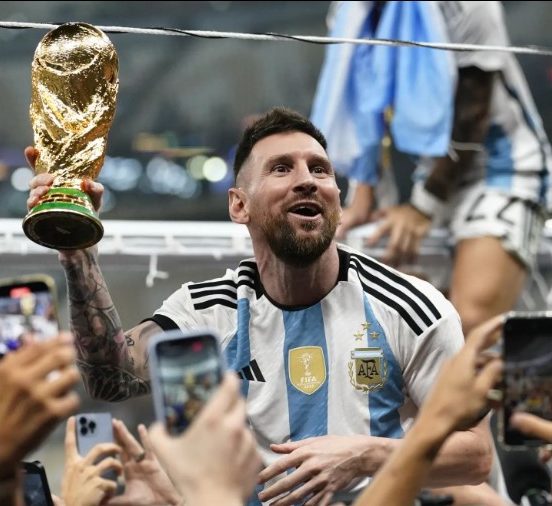 ¿Por qué Messi levantó una copa falsa en la final del mundo?