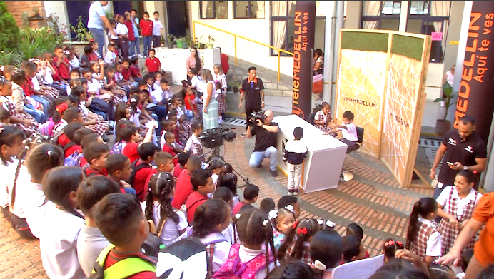 El Tour Telemedellín entregó 200 kits escolares en San Javier 