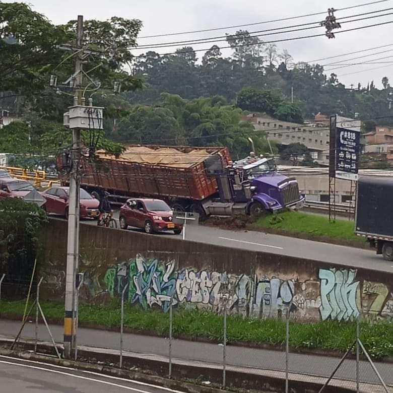 Accidente en la variante Caldas, tractomula se monta al separador