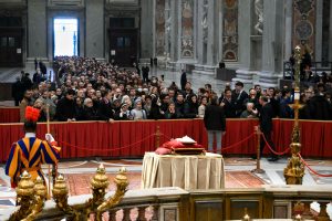 Multitudinaria asistencia al velorio de Benedicto XVI 