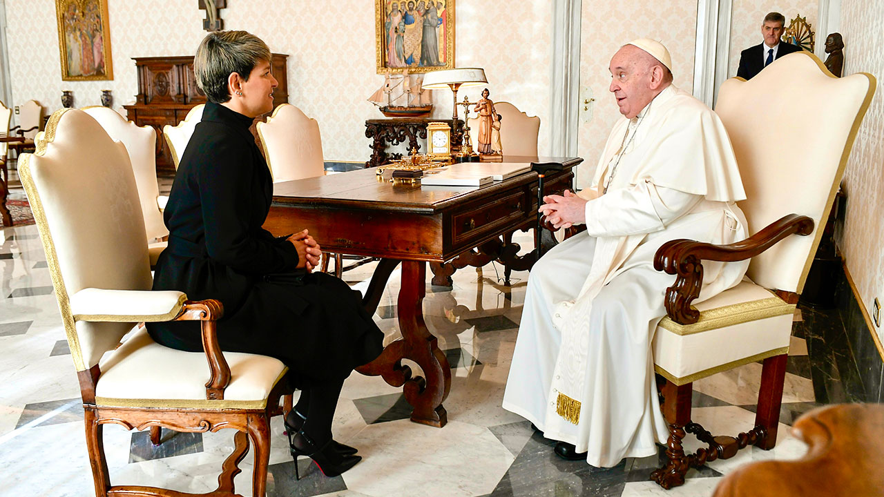 La primera dama, Verónica Alcocer, se reunió con el papa Francisco