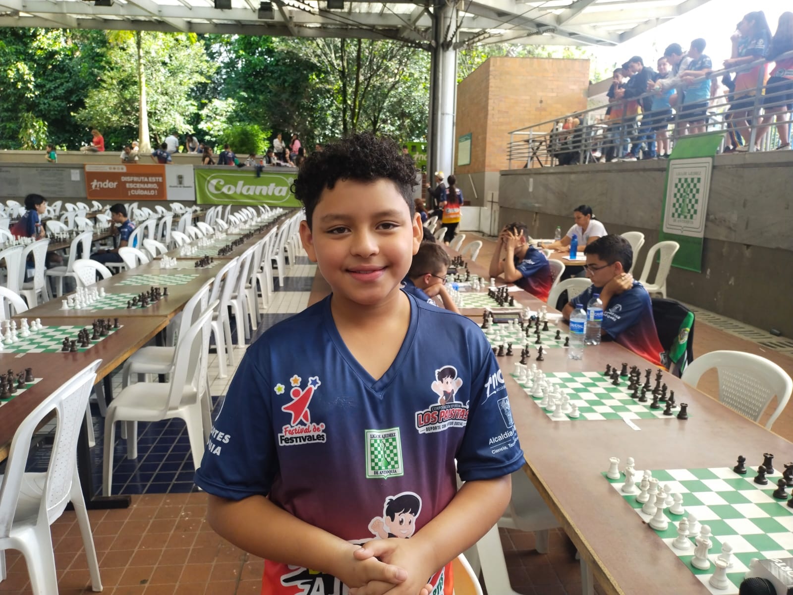 Camilo Zapata enfoca su concentración en el ajedrez