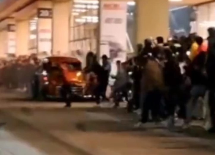 [Video] Carro embiste a asistentes a exhibición de vehículos en Bogotá