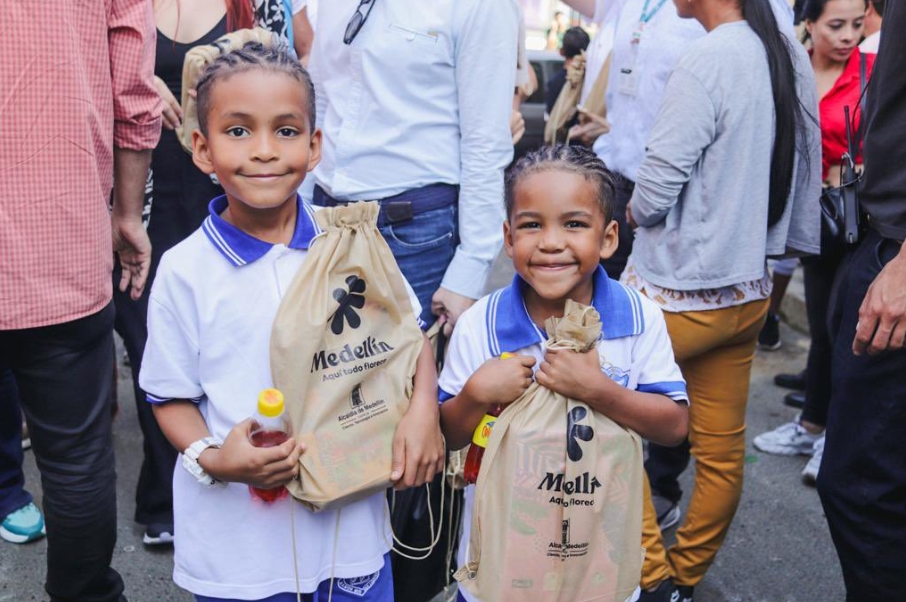 Sigue la entrega de kits escolares por las comunas de Medellín