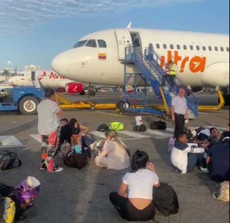 Pasajeros denuncian que fueron dejados en la pista luego de que el avión no encendiera